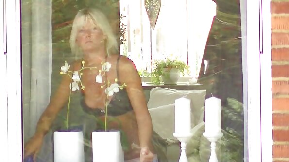 Зарадва човекът с анално каране, без да сваля бикините си . български секс порно