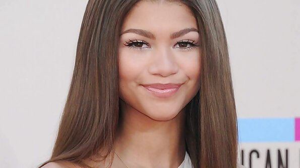 Стенанията й не позволяват на члена български порно актриси да падне.