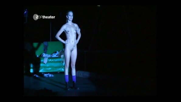 Неопитен balgarsko porno студент изследва путката си, опитвайки се да пъхне юмрука си там.