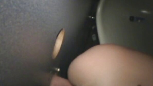 Съученик мастурбира и порно български свирка под бюрото.