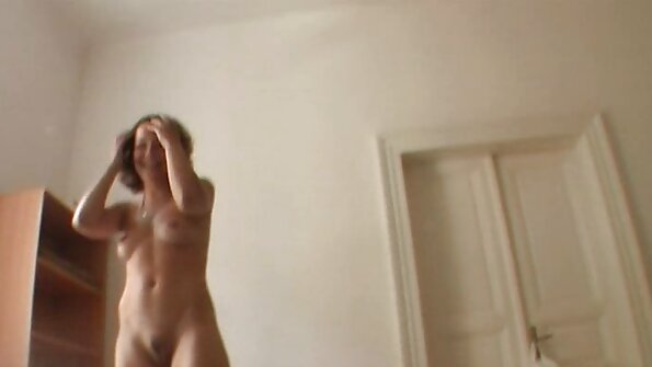 Зряла блондинка знае, че само аналното я порно българско вкарва.