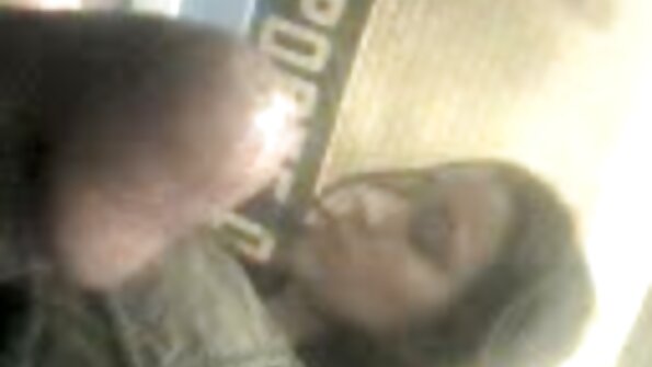 Получава порно секс български оргазъм след колеж в стаята си.