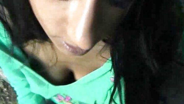 Скъса чорапогащник на мръсница, когато беше в леглото и домашно порно бг влезе в пичката.