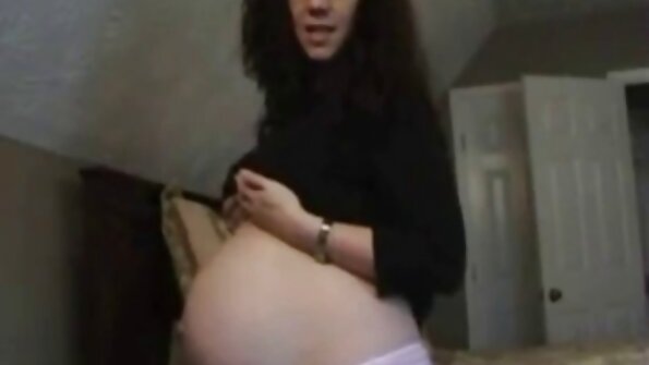 Забелязах момиче, бг аматьорски клипове правещо слънчеви бани на лодка.