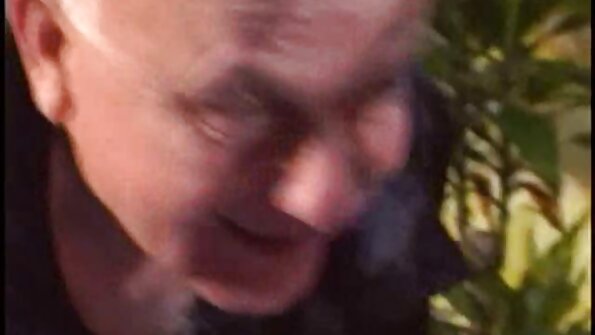 Домакинята чакаше храненика от българско домашно порно работа.