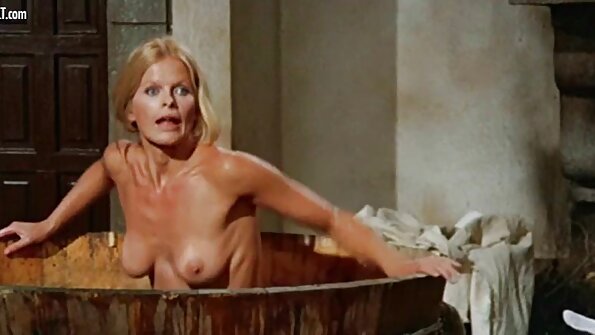 Тоалетен роб взима всичко в устата си от господарката . порно български