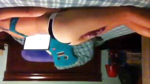 Контролира български порно звезди процеса.