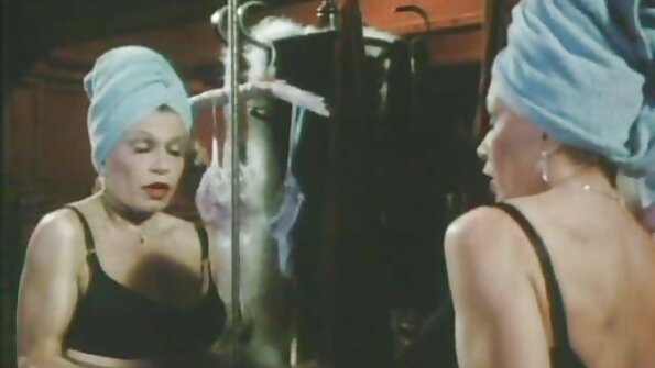 Събличам се след плажа и свършвам домашно бг порно под душа.