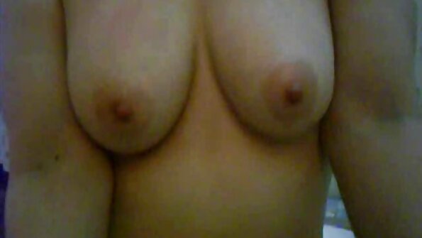 Възрастната леля български ххх продължава да прави зърно от себе си.