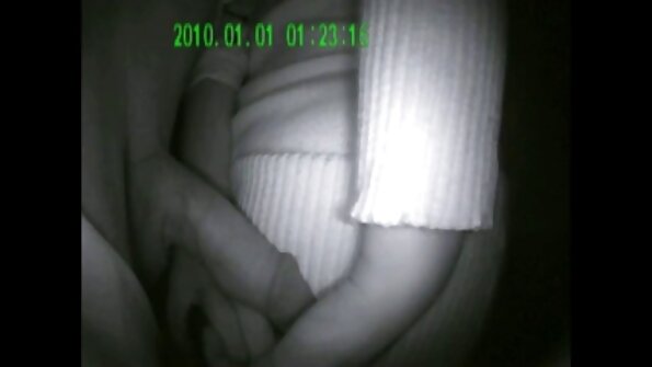 Тя дойде докато язди sex balgarki петел и пъхна зърната си в устата му.