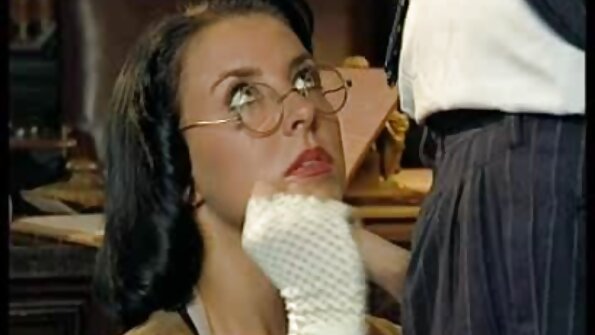 Гореща мама български порно клипове забива петел в бузата си.