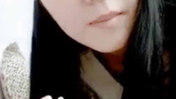 Марина в червено бельо свирка небрежно пред огледалото. секс порно българско