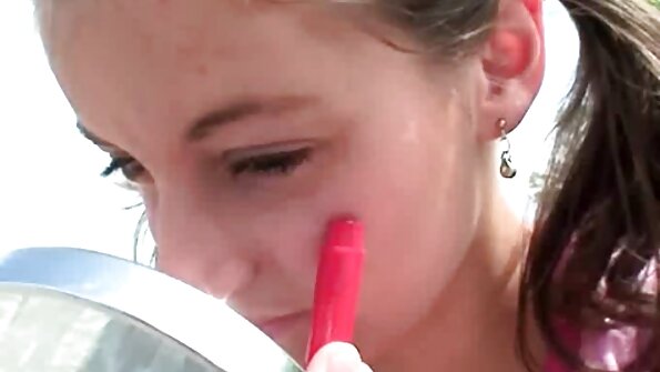 Доведената сестра е сама вкъщи, така че можете българско аматьорско порно да играете с нея.