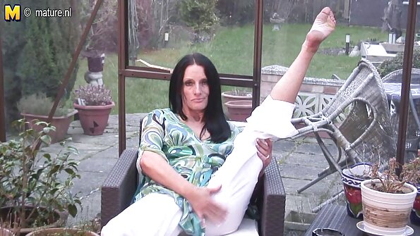 Плащам на моята български аматьори прислужница за секс, защото жена ми не може да прави това.