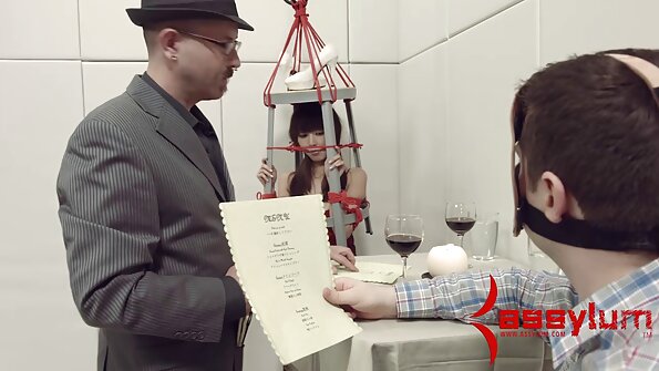 Тя идва изключително българско аматьорско порно от кунилингус.