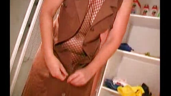 в стаята на доведения български порно филми ми брат ми позволи да видя нещо интересно.