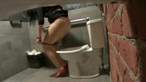 Пич чука приятелката си в клин и свършва български порно на краката й.