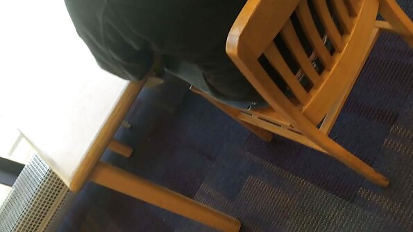 Млада уличница porno na balgarski изчука мъж и му позволи да свърши върху нея.