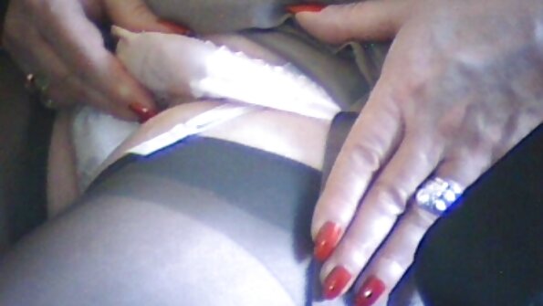 Гореща двойка се чука страстно на българско порно с циганки леглото.