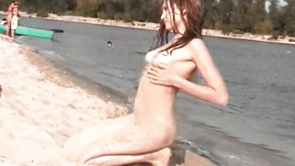 Едрогърдо момиче с красиво тяло язди пишка. българско порно видео