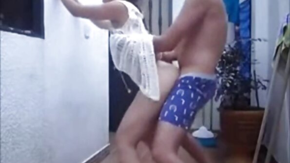 Фундира цигара и после българско порно дава на госта.