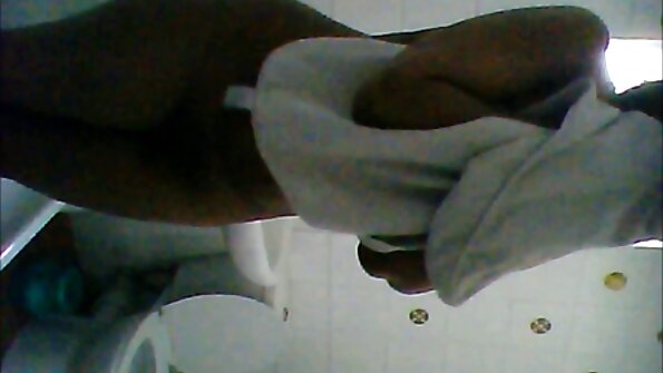 Момиче от село, поискано porno s bg prostitutki да пикае пред камера за пари.