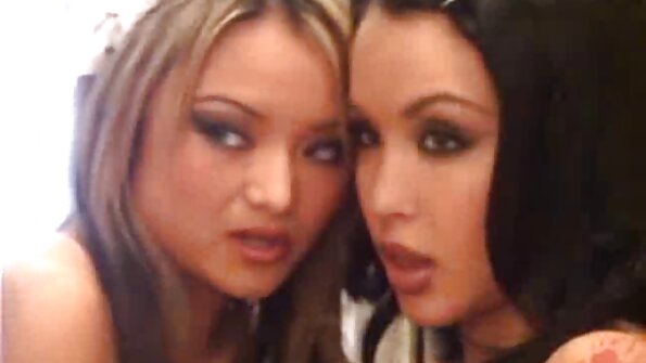 Руса милф се опитва да продаде кола порно с български със свирка.