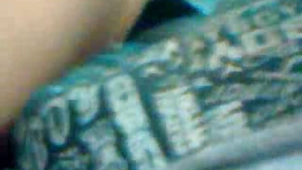 Незащитен секс с 18-годишна доведена сестра завършва българско тийн порно със свършване вътре.