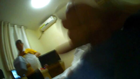 Изневерява на гаджето си след българско аматьорско порно двойки с богат чичко в кола.