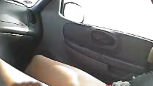 Момичето повика български аматьорски порно клипове най-добрата си приятелка за тройка с любимия.