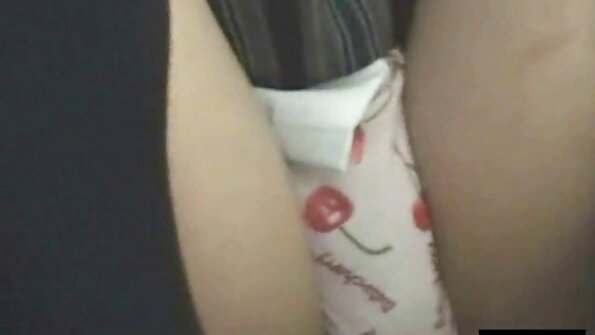 Докато шофьорът тръгва към българско аматьорско порно бензиностанцията, тя се чука на задната седалка на такси.