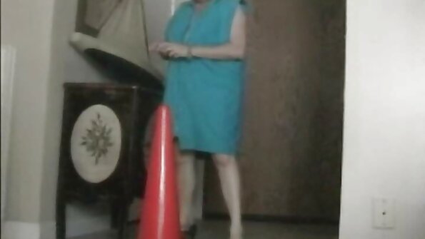 Полудяване без бельо. порно българско