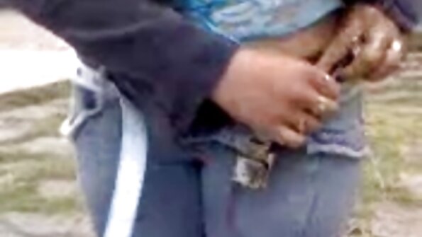 Прецака жената на секс порно българско приятел, докато той играеше видео игри. Съпругата е очарована от гостите.