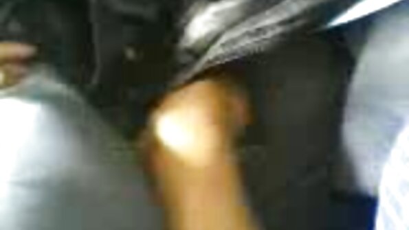 Студенти, чукащи се на обществен безплатно порно бг плаж.