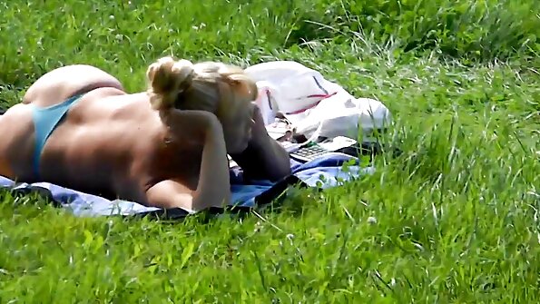 Момичето направи свирка и седна на кон, докато приятел не завърши в нея . българско домашно порно