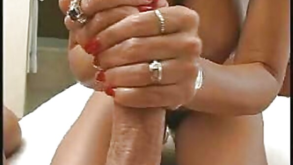 В неговия ден на 8 март той безплатно порно бг изсмуква гаджето си, играейки APEX Legends .