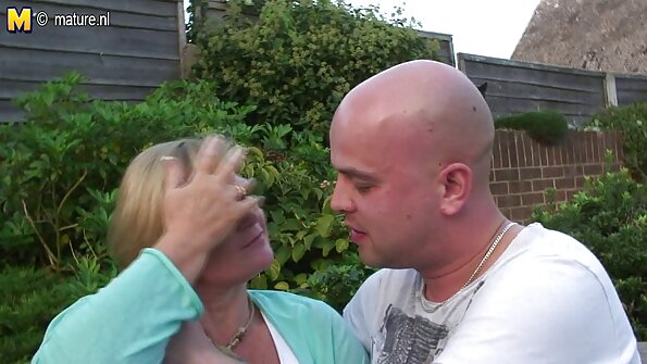 Стискане на огромни porno s bg prostitutki срамни устни до пулсиращ оргазъм -.