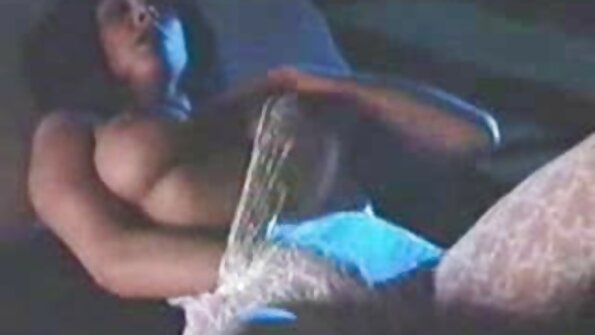 Първокурсник мастурбира. Оргазъм порно на български език със силни стонове.