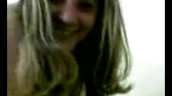 Брат порно с български помага на доведената сестра да се разтяга.