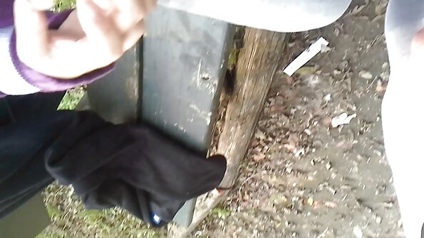 Чука ме на порно българско порно колене.