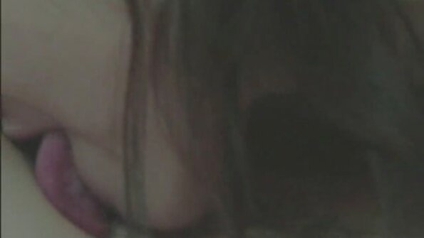 Приятелката ми е девствена и казва, безплатно бг порно че ще се справим с това преди сватбата.