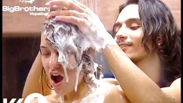 Палаво момиче с големи естествени български порно увиснали цици си играе с путка.