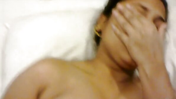 Аз мастурбирам на сестра ми, а тя български порно на мен.