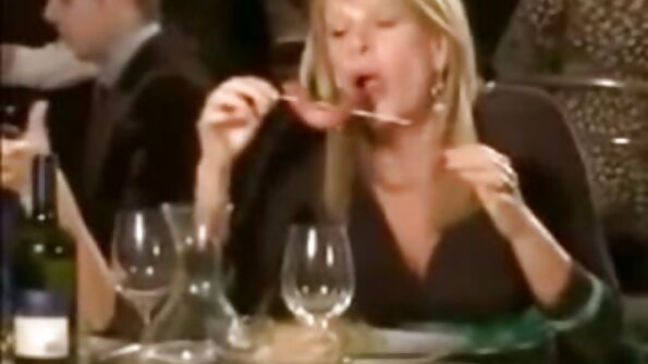 Брюнетката възбуди момчето български порно с червените си бикини.