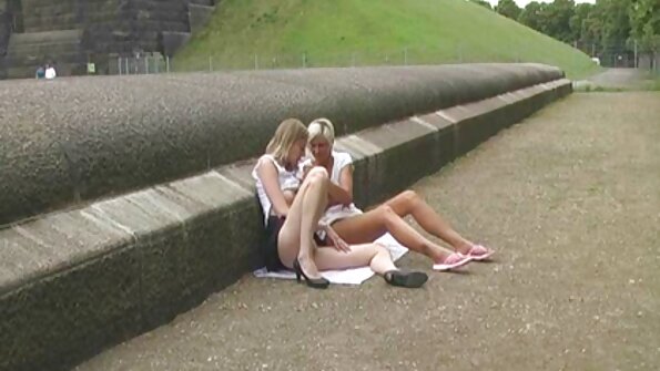 Шкембестият милионер покани друг порно българско скин на гости.