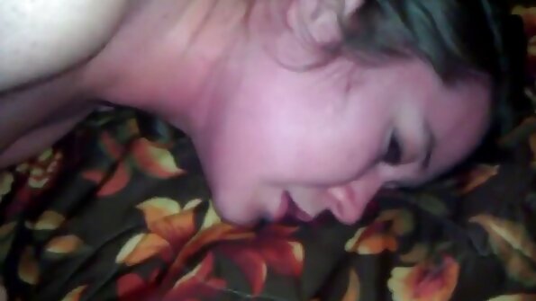 Доведена сестра чука 18 порно с български ученички годишно момче по време на карантина.