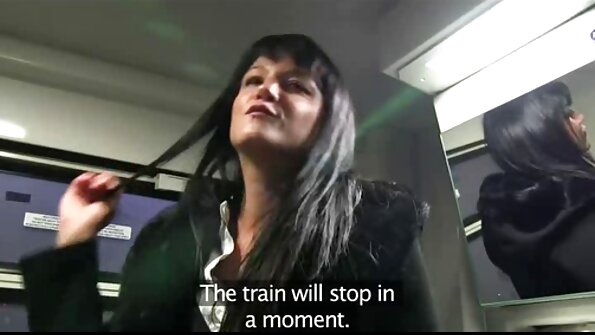 Възбудена порно с български двойка груб секс в леглото.