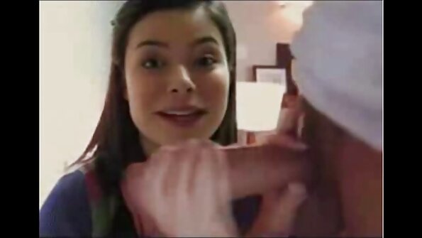 Господарка в червена рокля кара роб да porno s ciganki лиже дупе с путка.