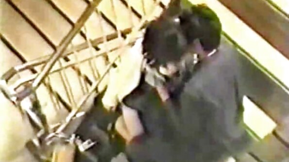 Мастурбира хлъзгавата си путка. български аматьори