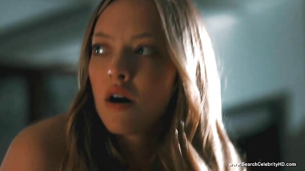 Чуках ученичката си, когато е сама в порно с български циганки къщи.